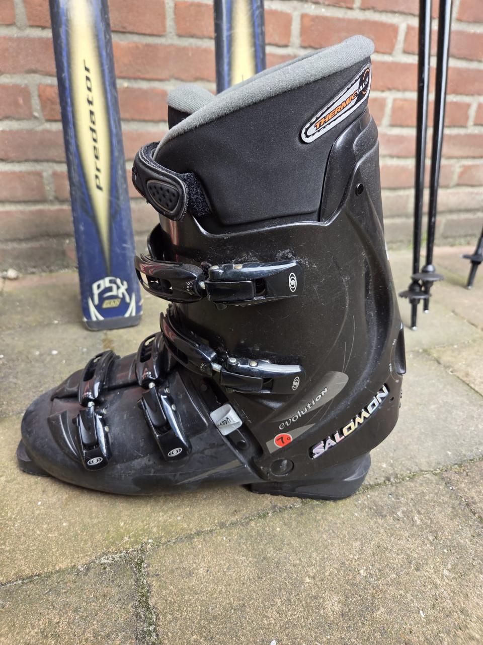2 paar ski's en 1 paar skischoenen