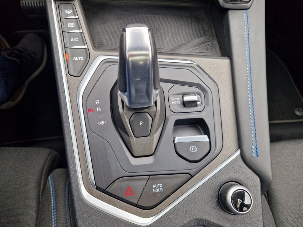 Lynk & Co 01 1.5 plug in hybrid 261pk , panodak , 360 gr camera , carplay