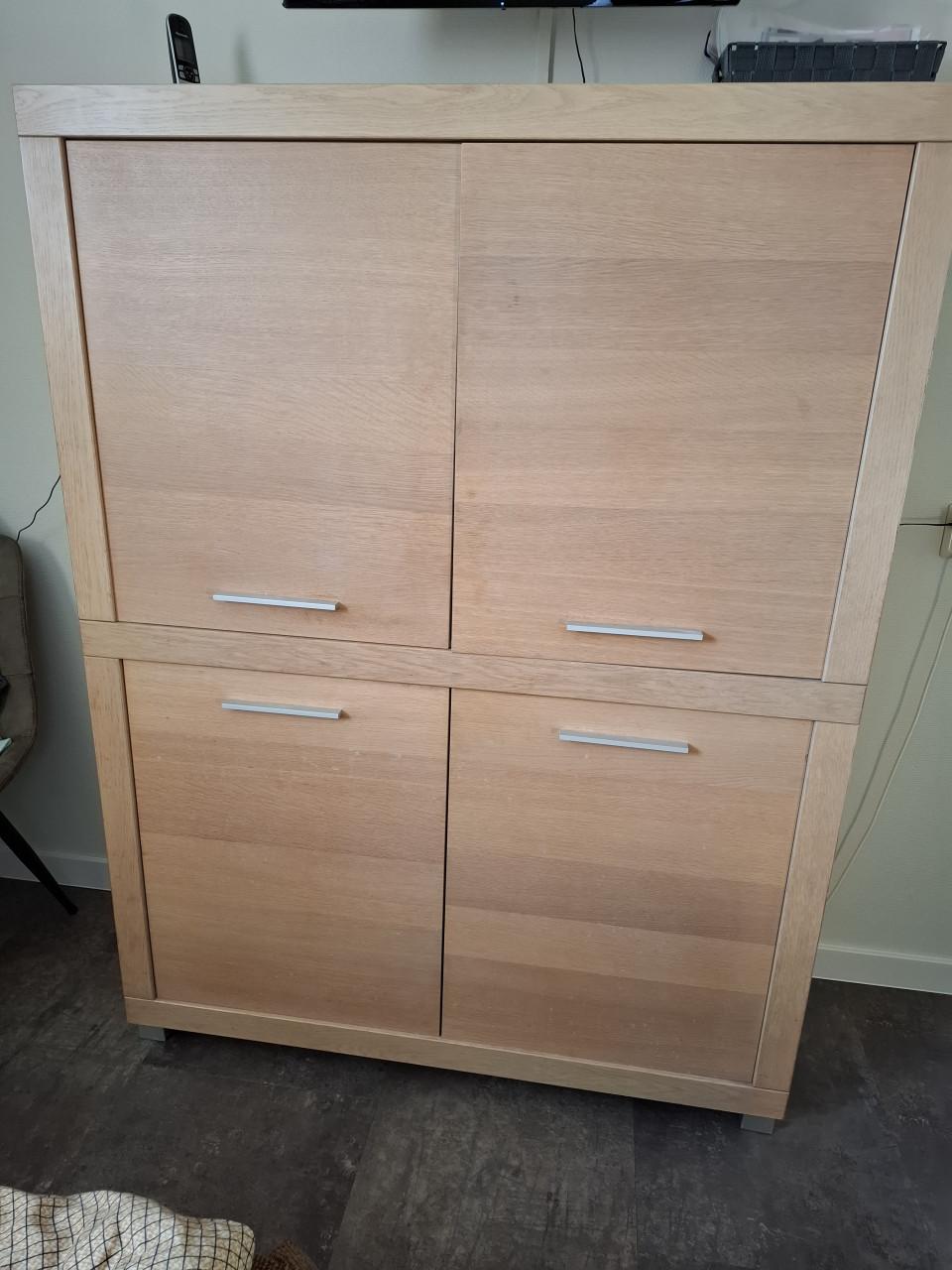 Vier deur kast Gratis