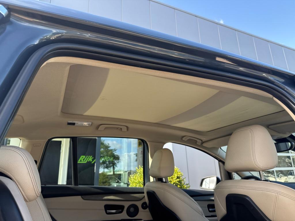 BMW 2-serie gran tourer 220i luxury 7p. * trekhaak * leer * panoramadak * n