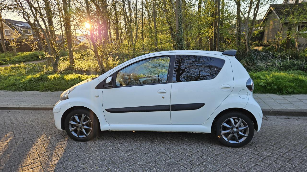 Zuinige 5drs TOYOTA AYGO Dynamic Navigator 2011 / NL AUTO / NAP / APK 03/27