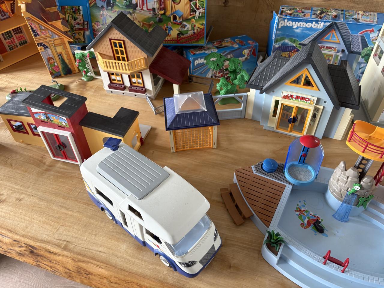 Grote collectie Playmobil, groot ziekenhuis, paardenmanege en meer