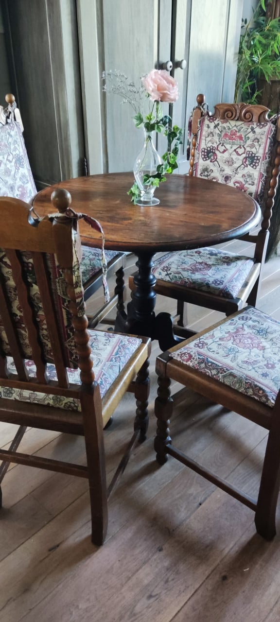 Spaanse bistroset - 4 Spaanse stoelen met ronde tafel