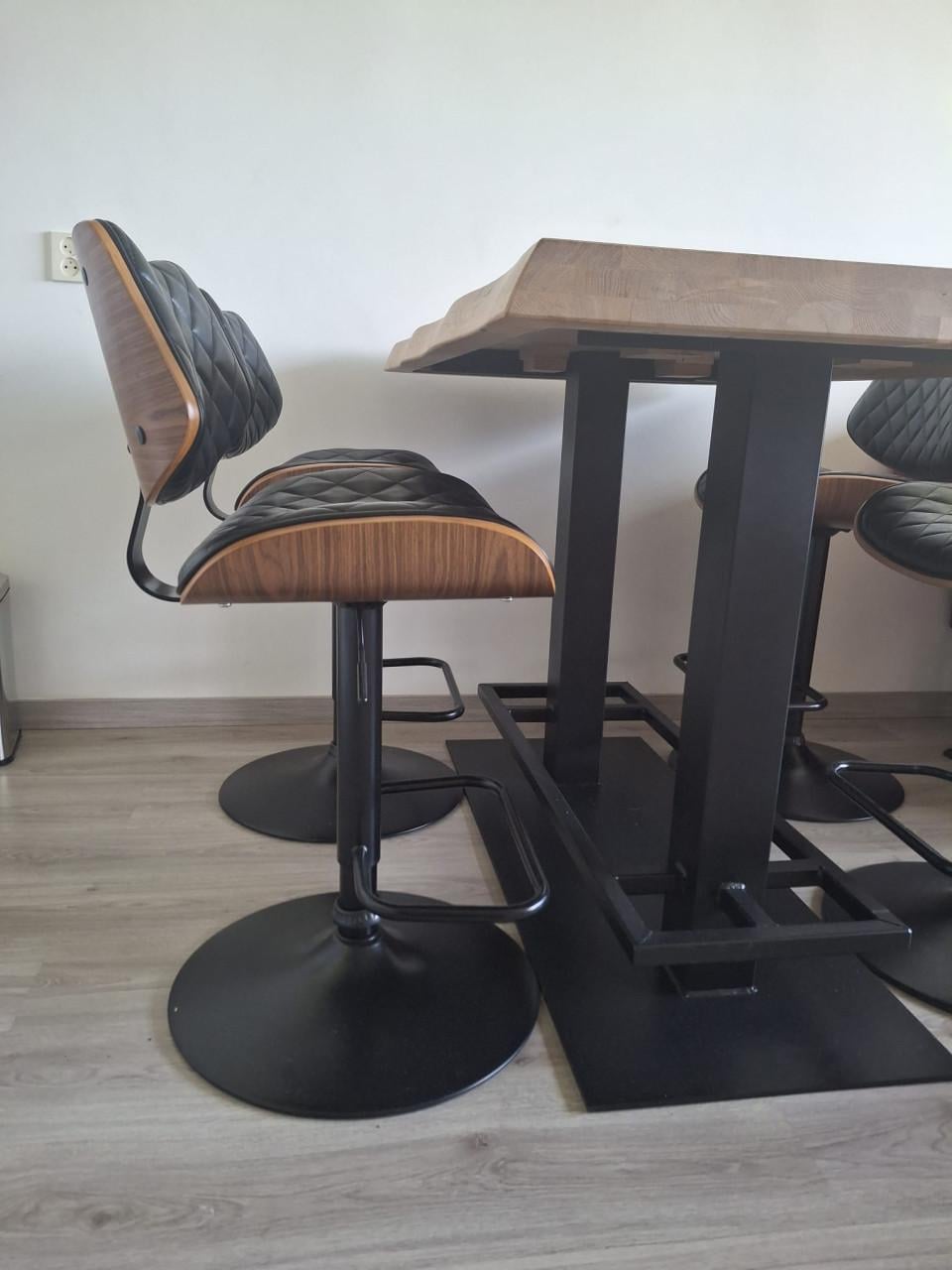 Bartafel met 4 stoelen