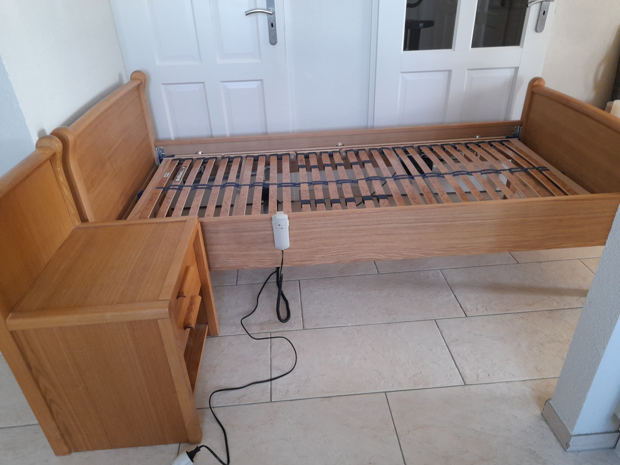 Elektrisch verstelbaar senioren bed 90 x 200( in goede staat) + nachtkastje