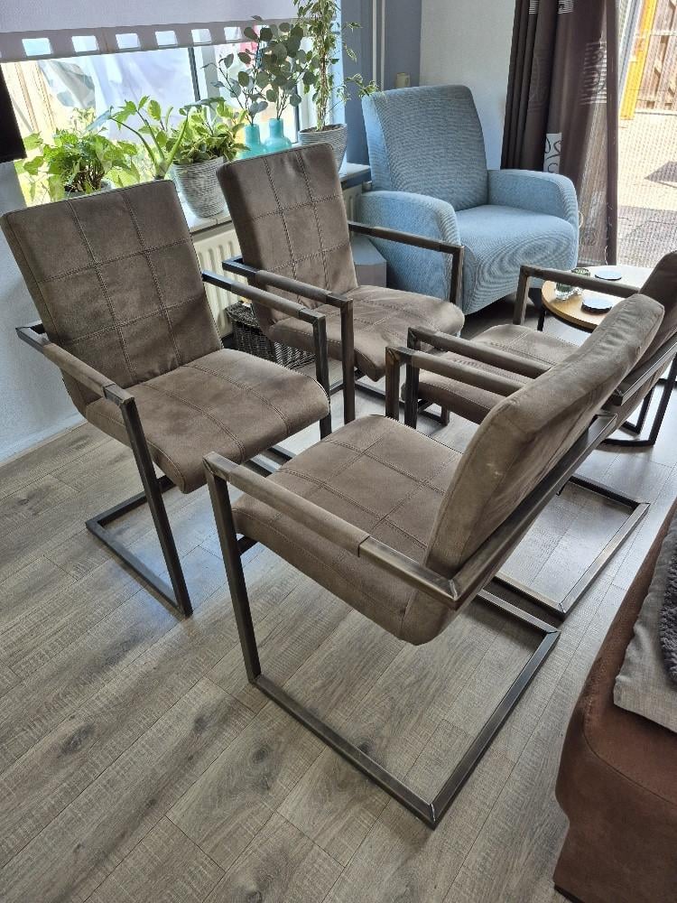 Te koop: set van 4 moderne eetkamerstoelen