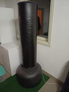 Te koop staande bokszak met bokshandschoenen zgan