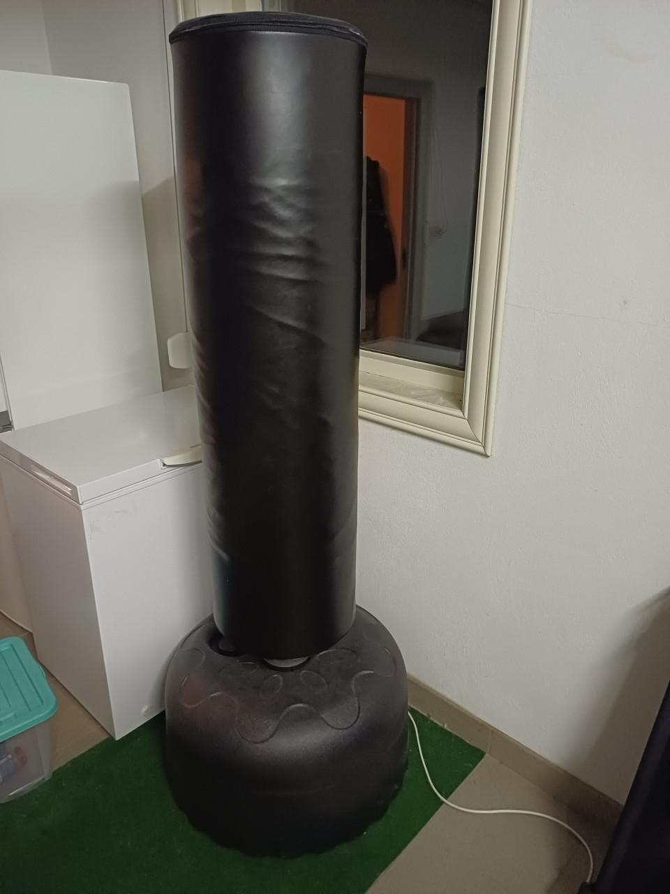 Te koop staande bokszak met bokshandschoenen zgan