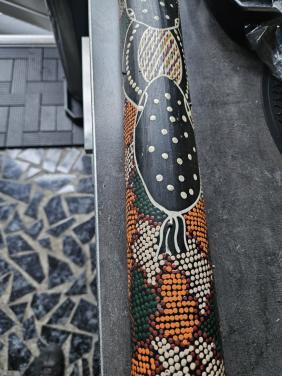 Prachtige vintage grote gedecoreerde bamboe regenmaker peru