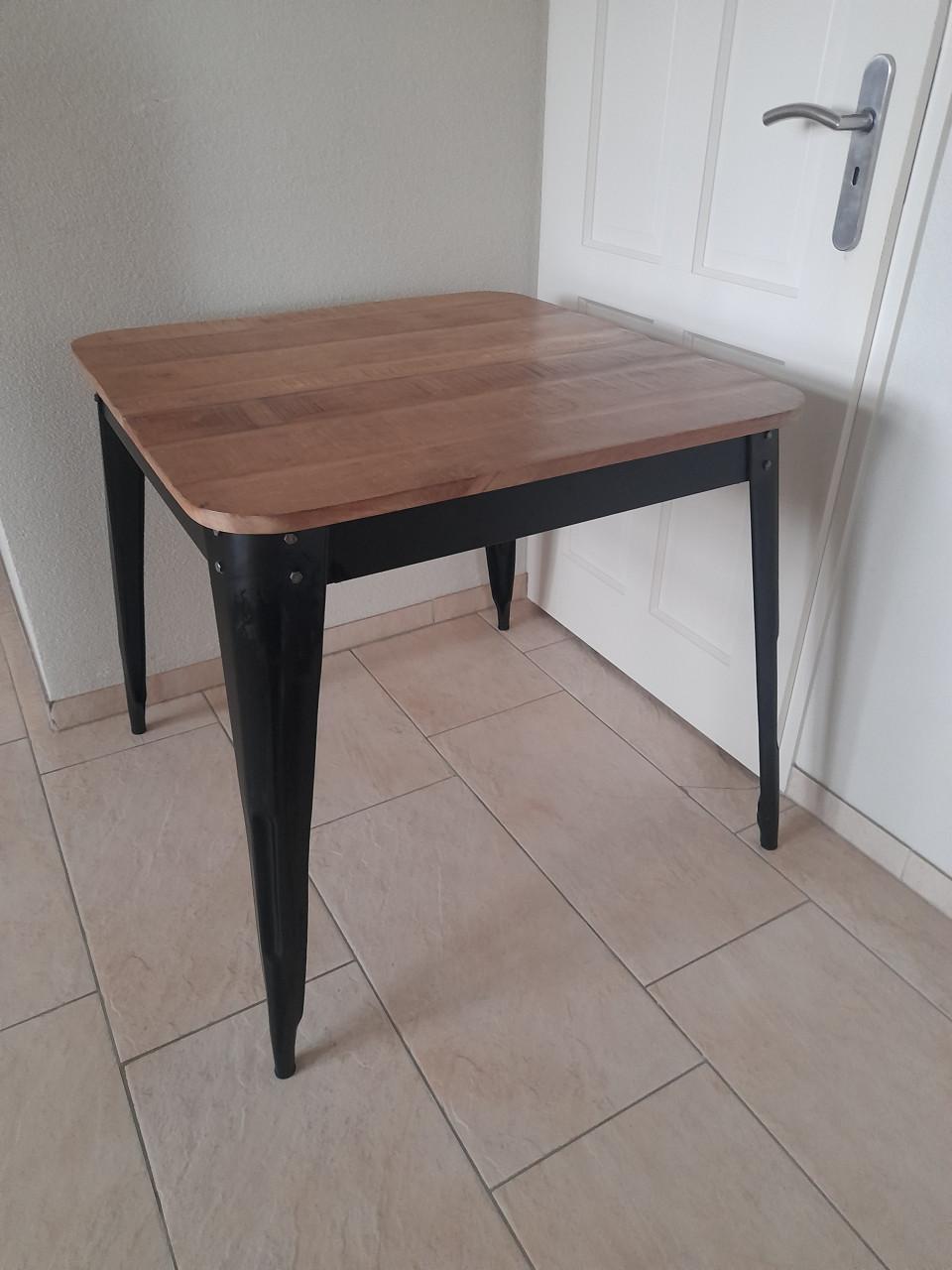 Leuke Tafel 81 x 81 x 76,5H ( in goede staat )