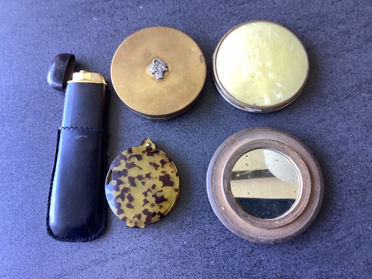 Vintage poederdoosjes. Aansteker. vergrootglas