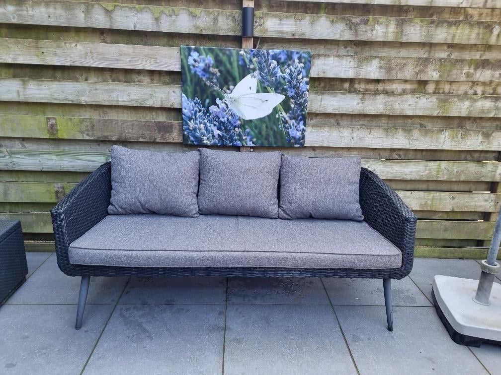 Zwart Wicker tuinbank met kussens  z.g.a.n.