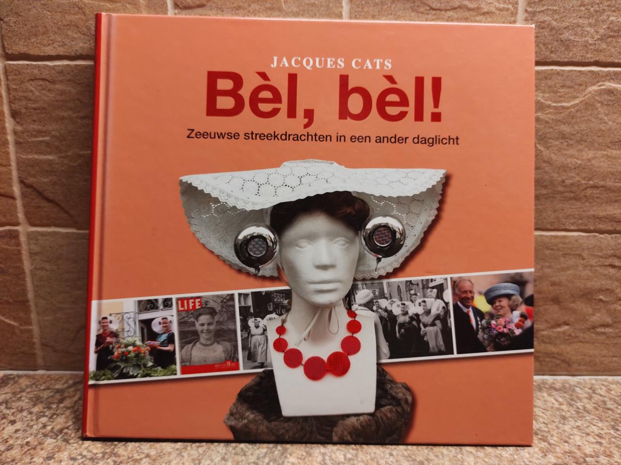 Bèl, bèl! Zeeuwse streekdrachten in een ander daglicht.  J. Cats