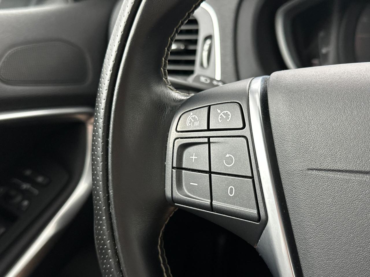 Volvo V40 2.0 T2 R-Design - FULL LED - DEALER OND - NAVI