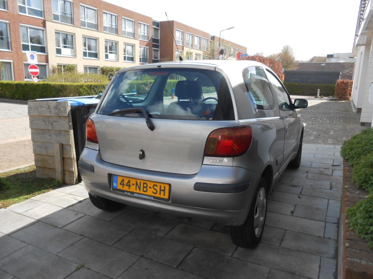 Toyoto Yaris VVT-i Luna uit 2003. APK tot 29-3-2027. Van particulier