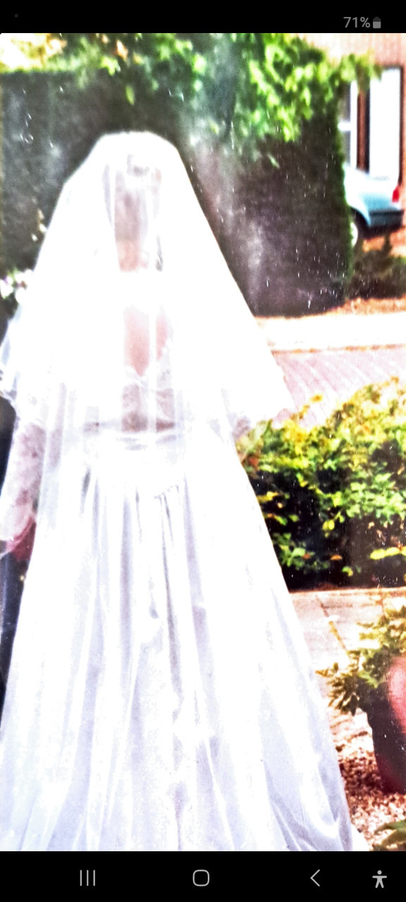 Trouwjurk gebroken wit, lange mouwen met kant.