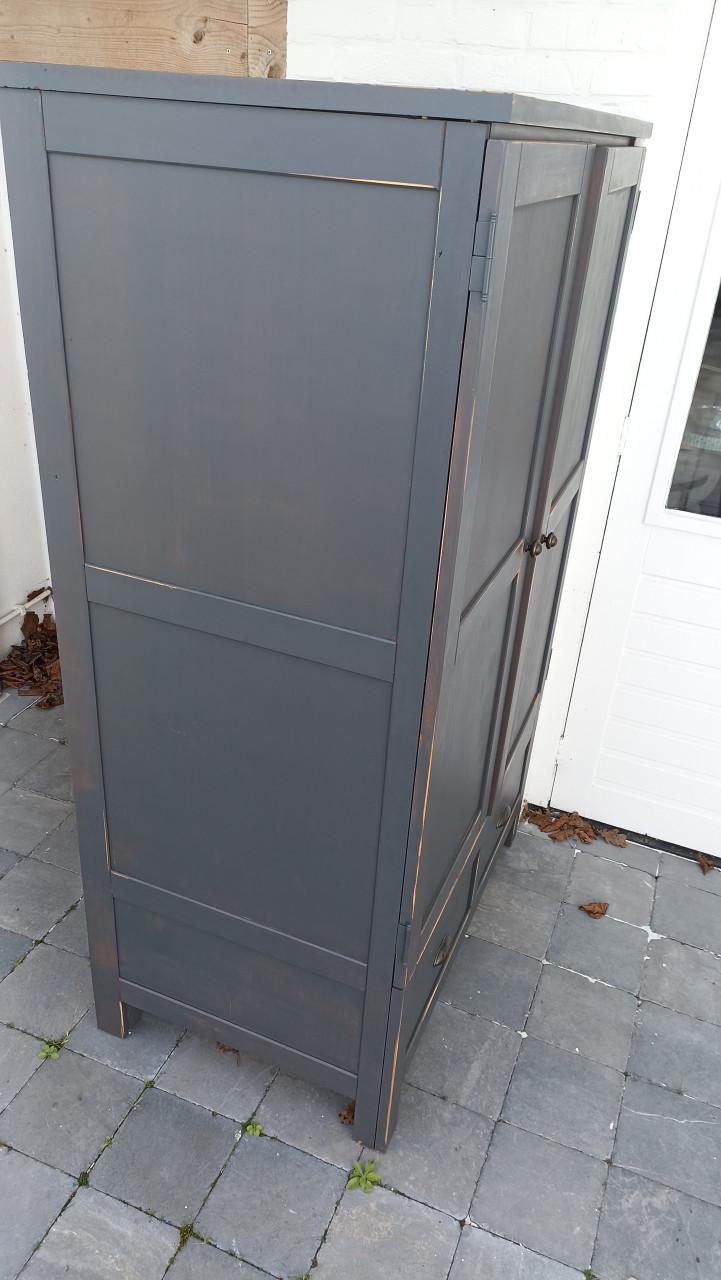 Grijze kledingkast