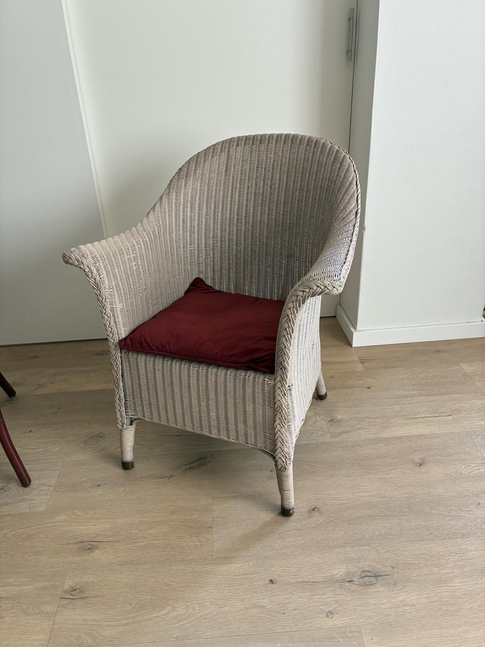 2 Rotan stoelen, 1 wit en 1 rood