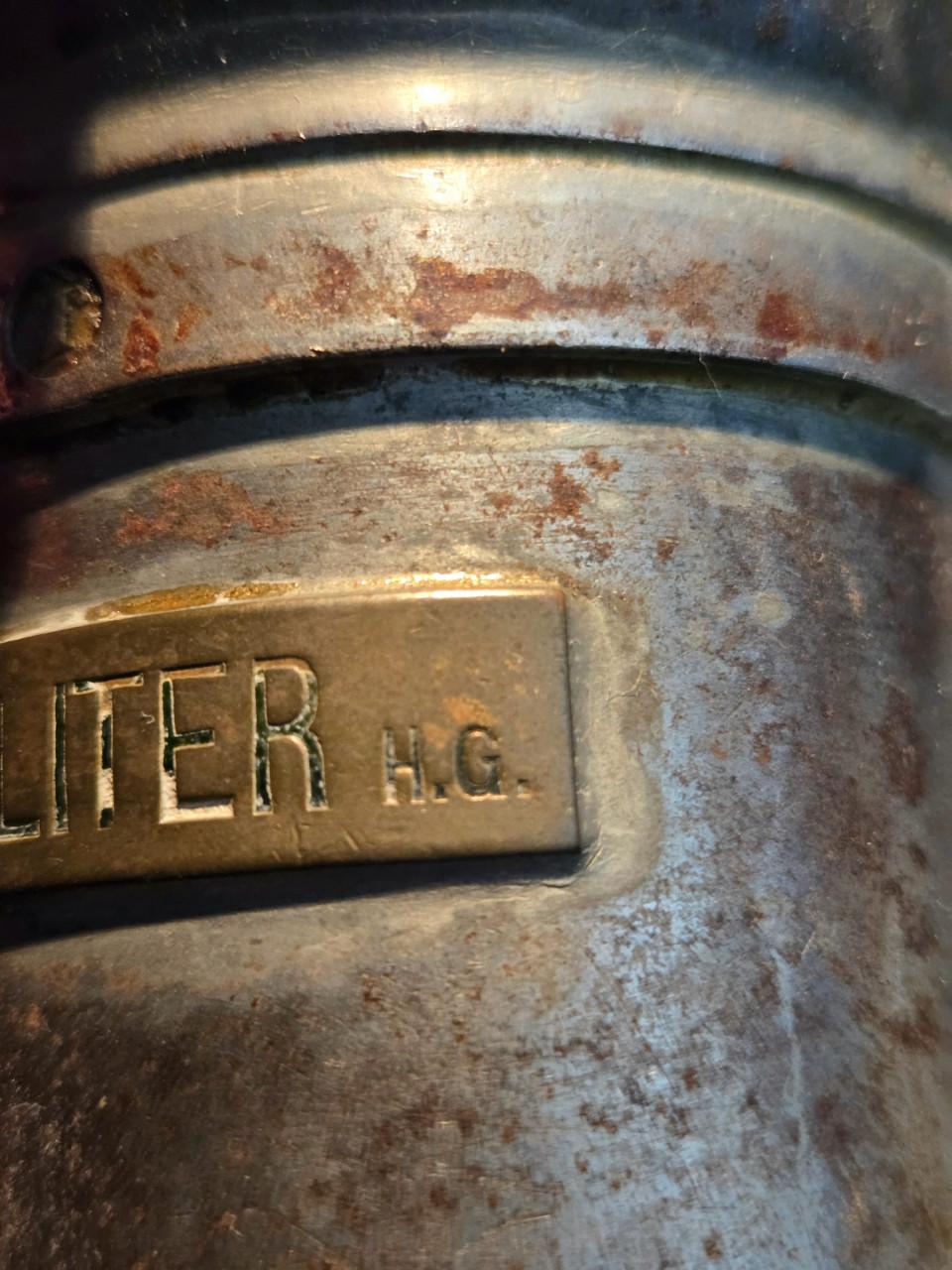 Oude metalen melkmaat van 1 deciliter, H. Houtgraaf (H.G.)  1930-1931