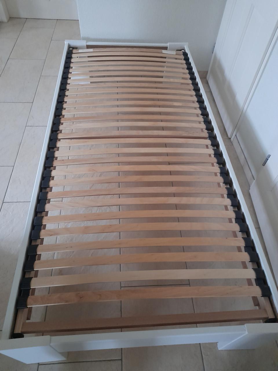 1 persoons bed 90 x 200 (in goede staat)