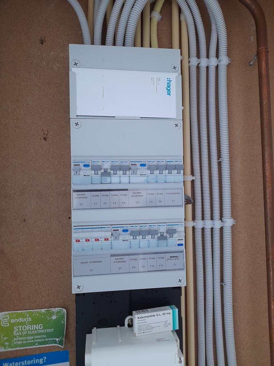 Elektromonteur bied zich aan .