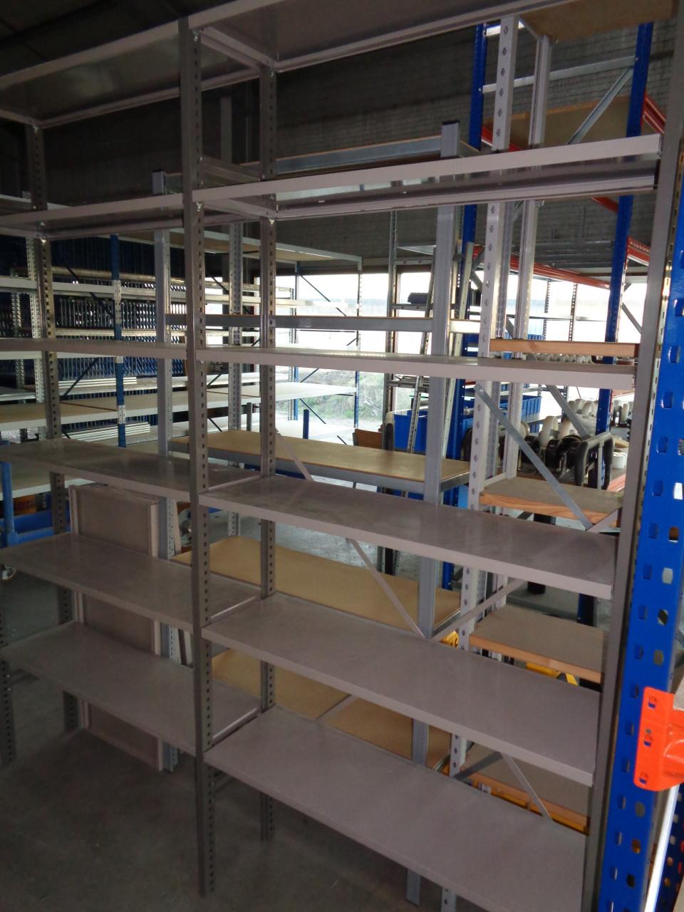 Gebuikte metalen legbordstelling 30 cm diep