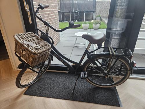 Meisjesfiets Cortina zwart 24 inch