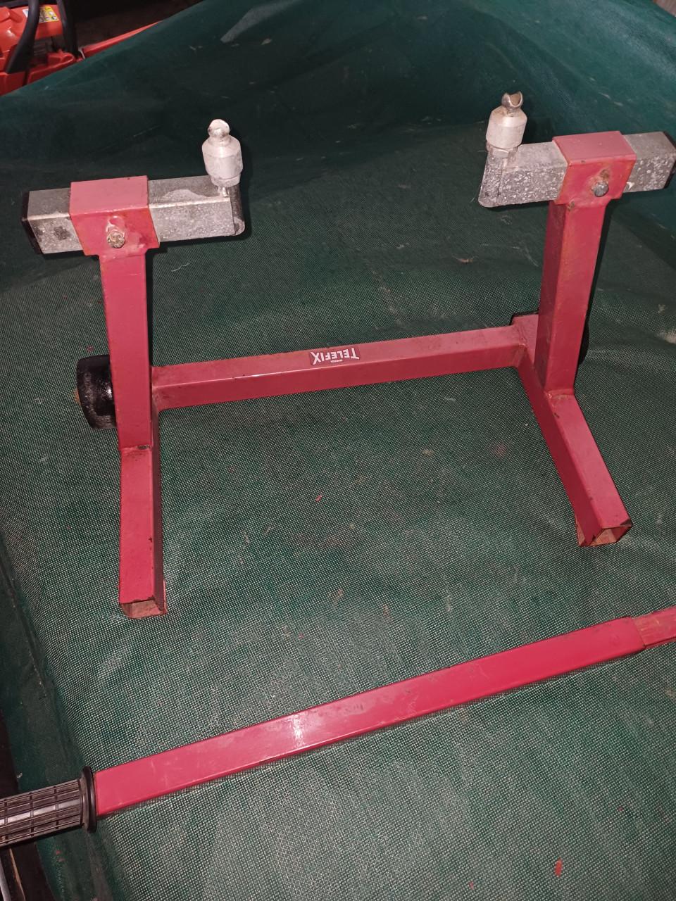 Paddock steunen voor en achter.