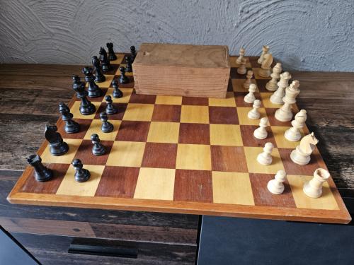 Vintage prachtig groot houten schaakspel met opbergdoos