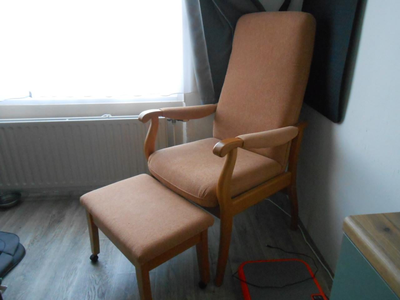 Fauteuil, grote stoel met voetenbank op wielen. Herenstoel