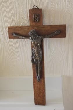 Houten kruis met bronzen jezus..