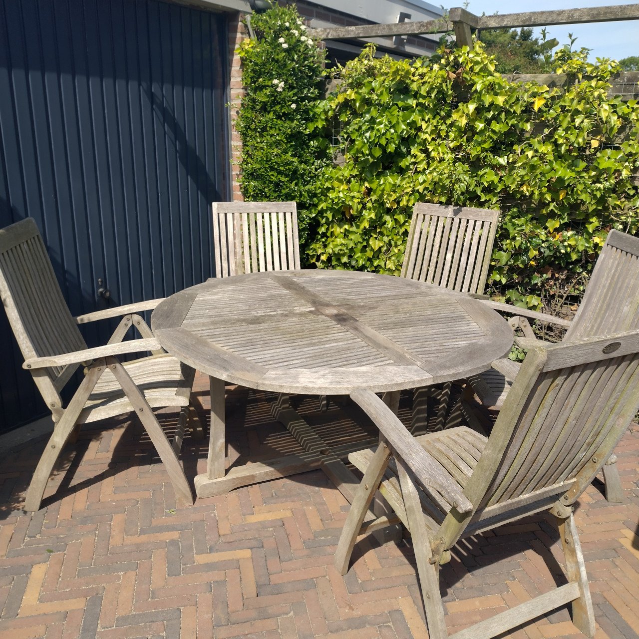 Teakhouten ronde terrastafel met vijf inklapbare stoelen