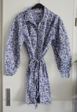 Jurk wit met blauwe bloemen maat m-l