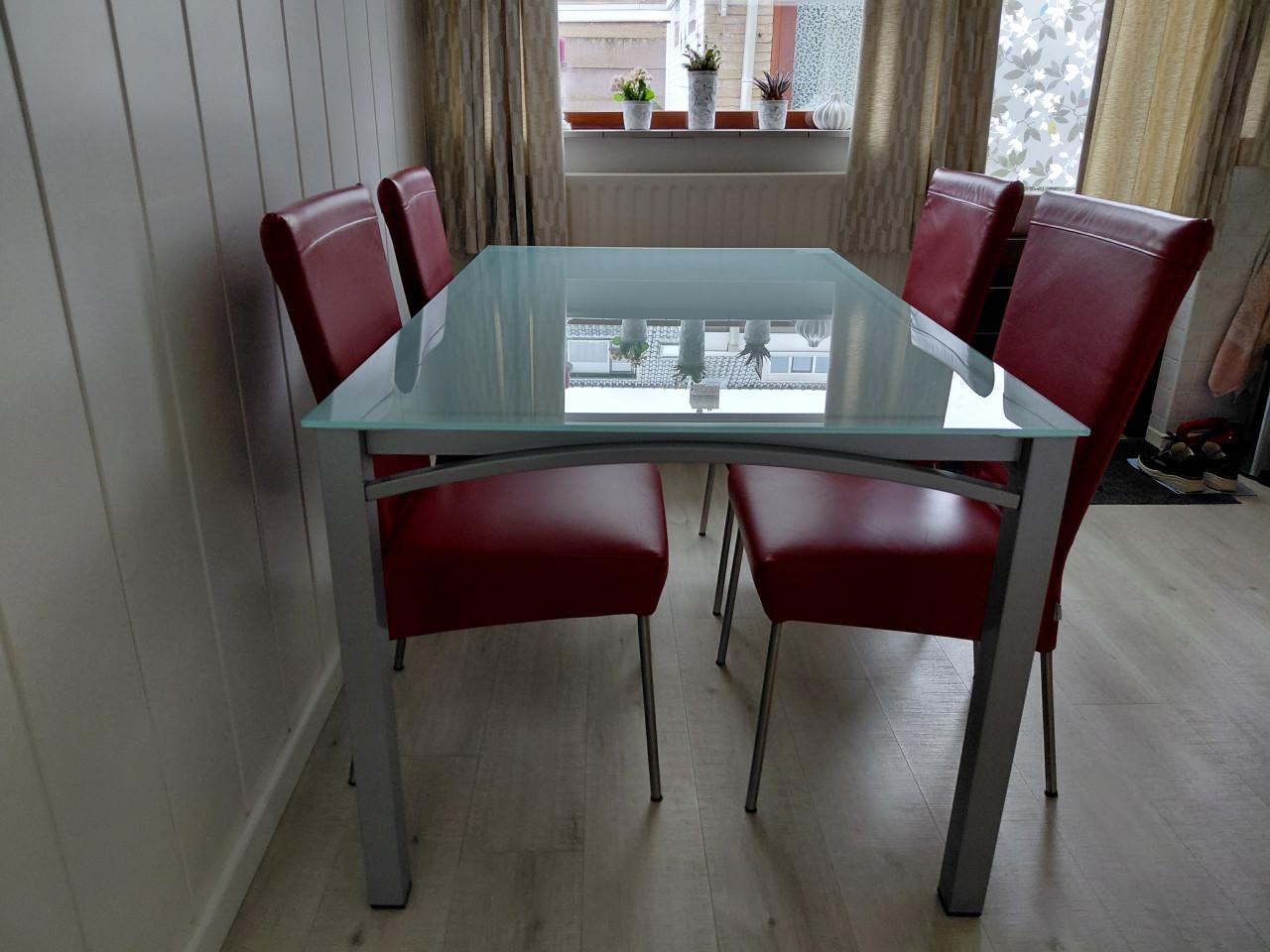 Tafel en stoelen