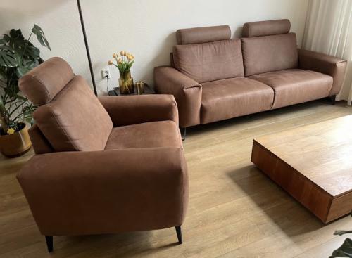 Montèl zithoek: 3 zitsbank + fauteuil - bruin microleder