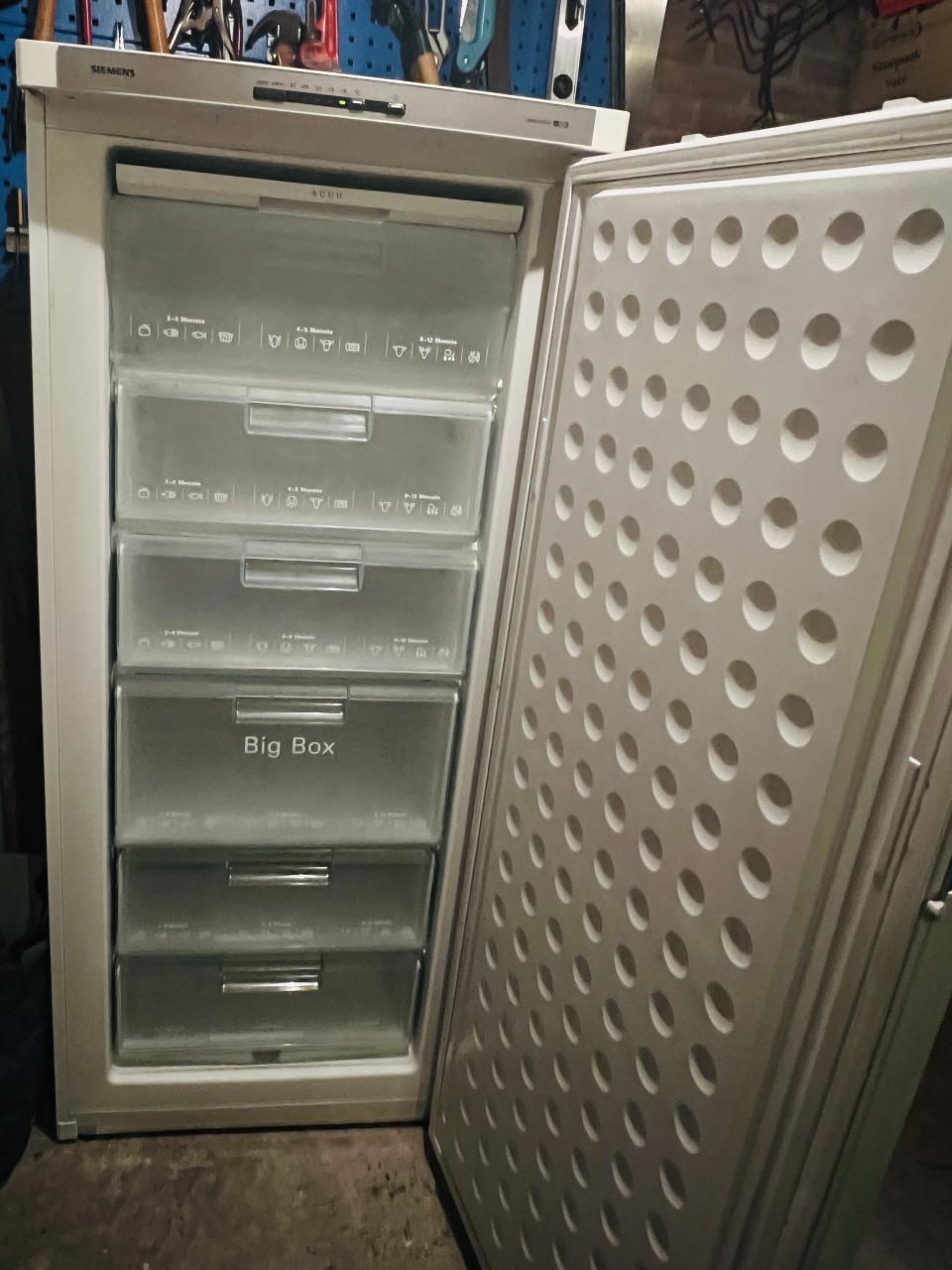 Siemens 7 laden vrieskast 155x65 cm. Inhoud Vriezer 262 liter klasse A+