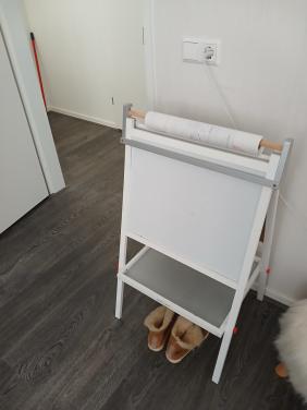 Staand wit schoolbord.
