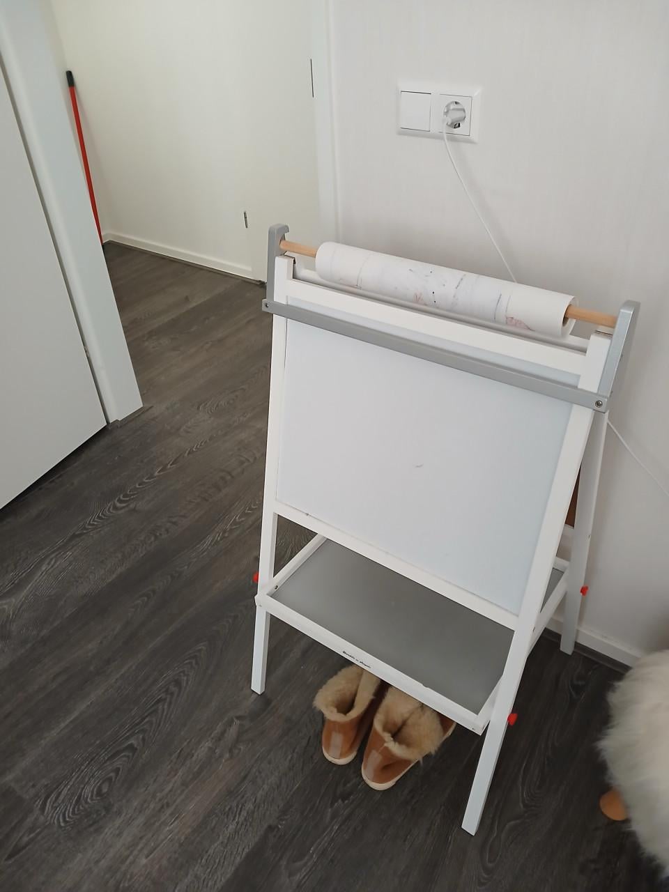 Staand wit schoolbord.