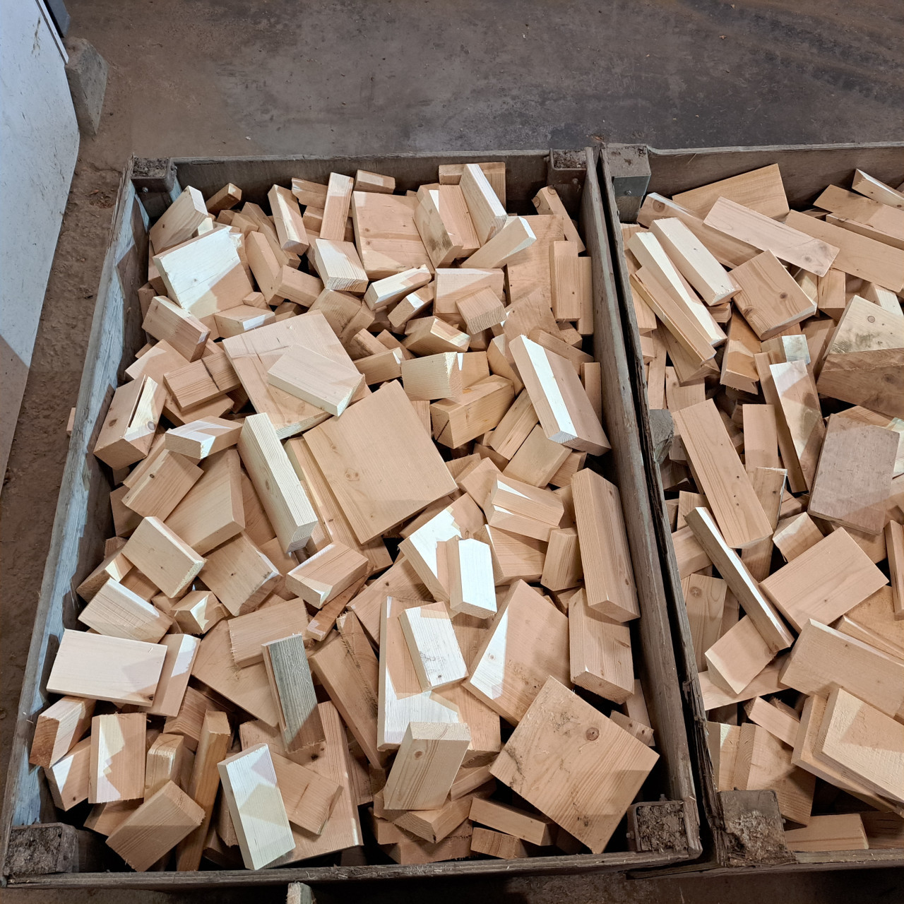 VUREN haardhout, kurkdroog, ook als zak aanmaakhout