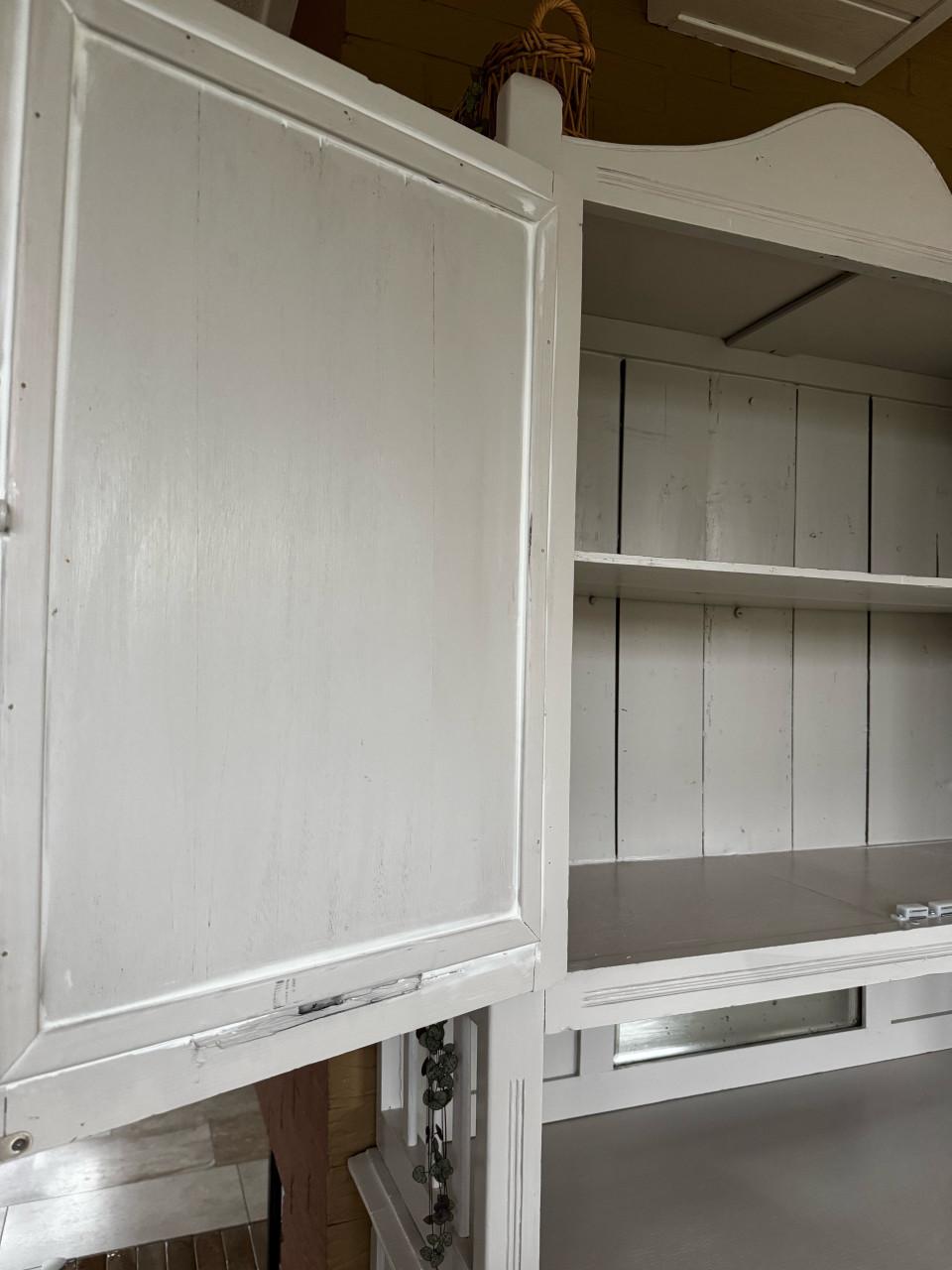 Leuk kastje met rieten deurtjes