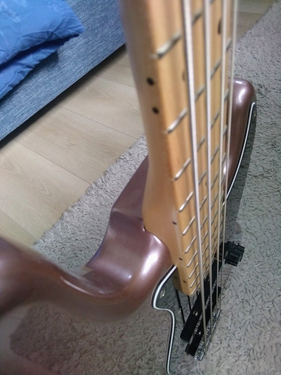 Squier Affinity Jazz Bass 2024 Burgundy Mist/Penny 190 euro.