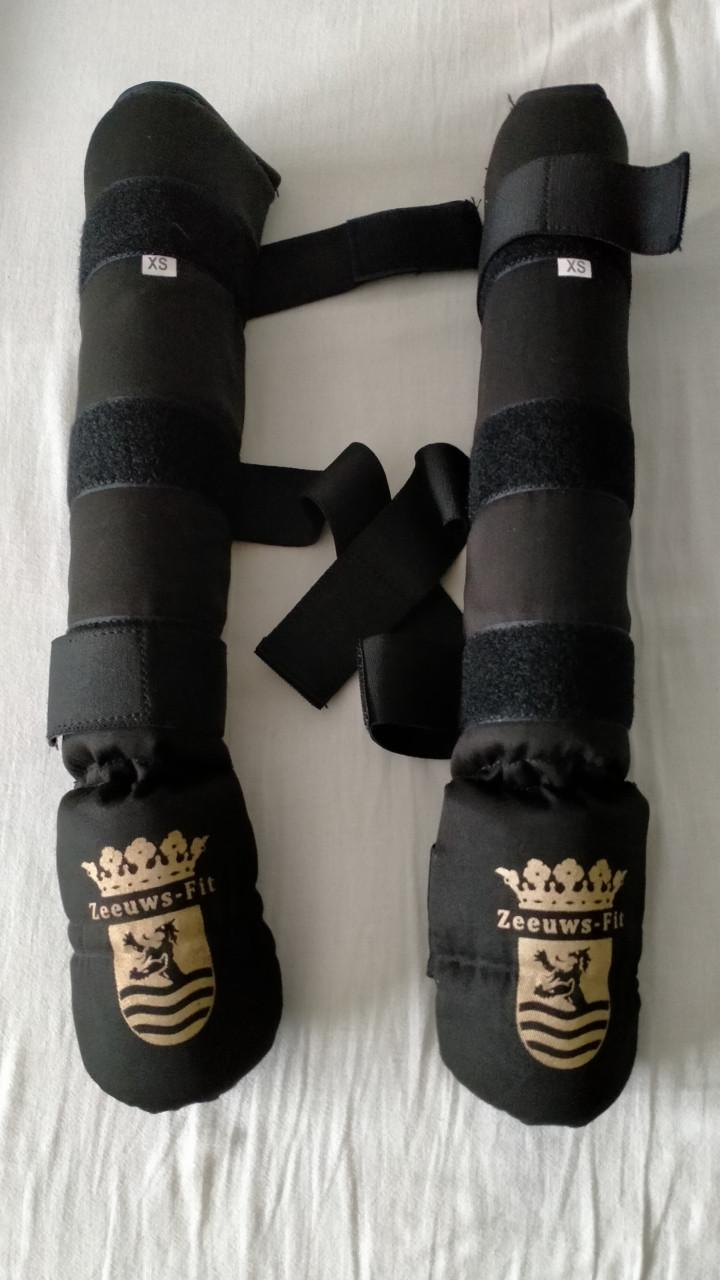 Kickboks setje/ bokshandschoenen en been beschermer