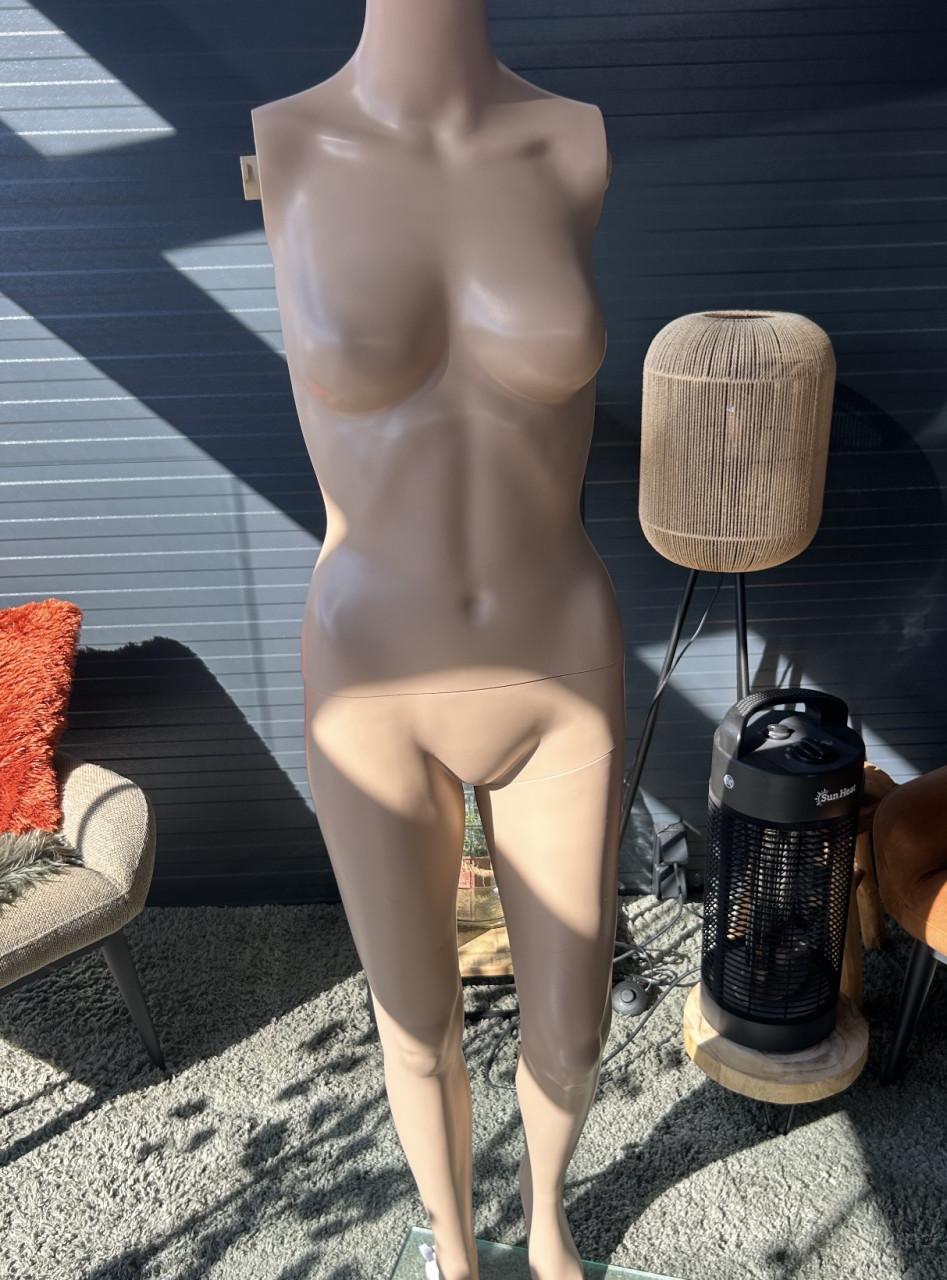 Etalage pop dames model 1.74 cm.