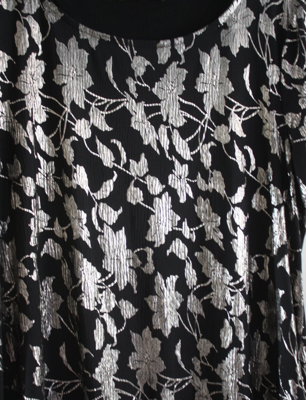 Zwart shirt met metalicbloemen print maat l
