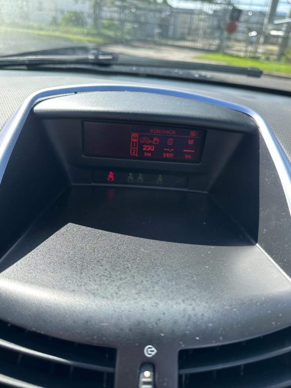 Peugeot cabrio 207 zwart, weinig km op de teller