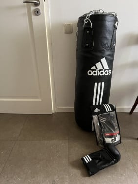 Bokszak met ophangsysteem en bokshandschoenen Adidas