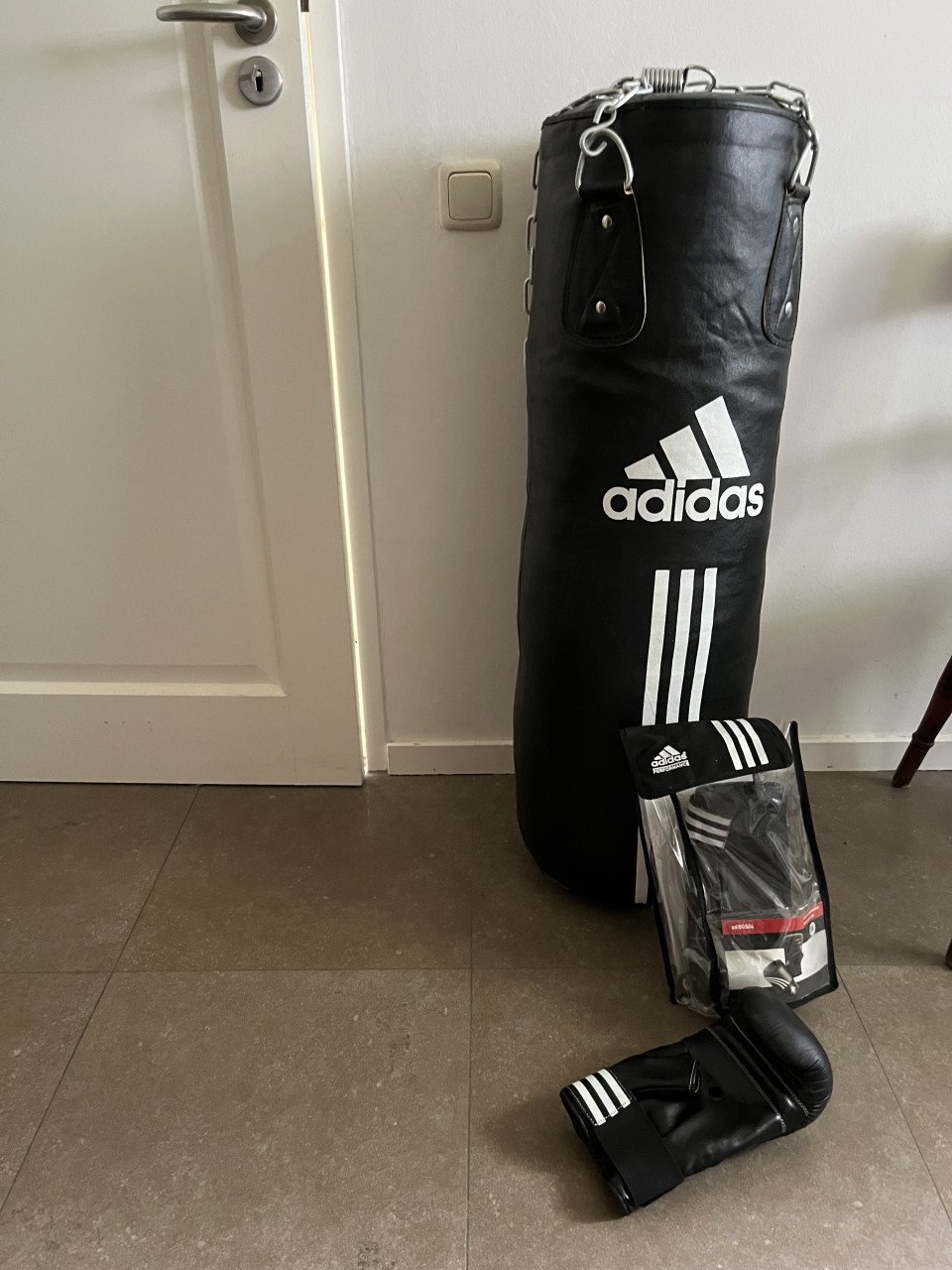 Bokszak met ophangsysteem en bokshandschoenen Adidas