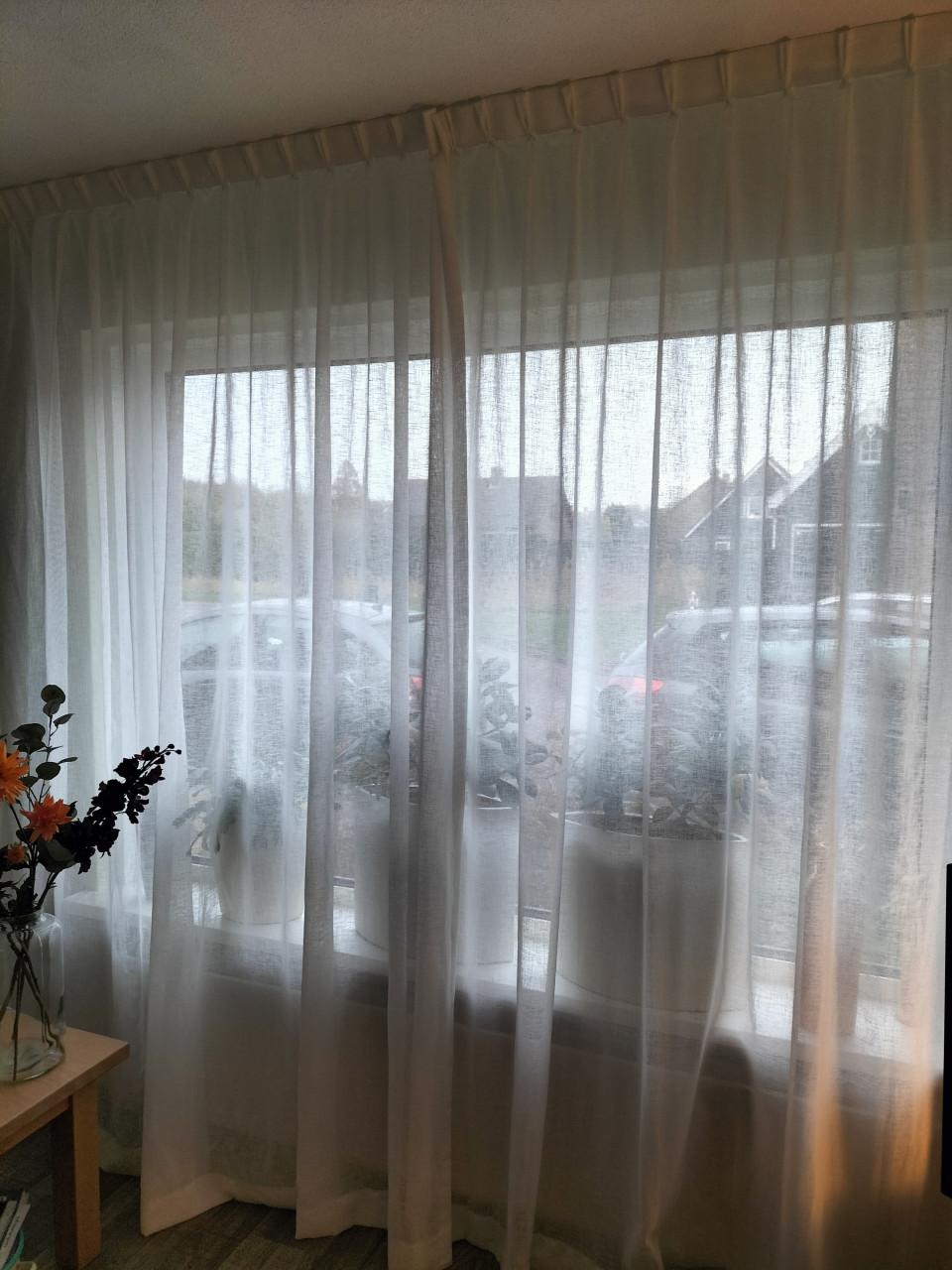 IN BETWEEN GORDIJNEN