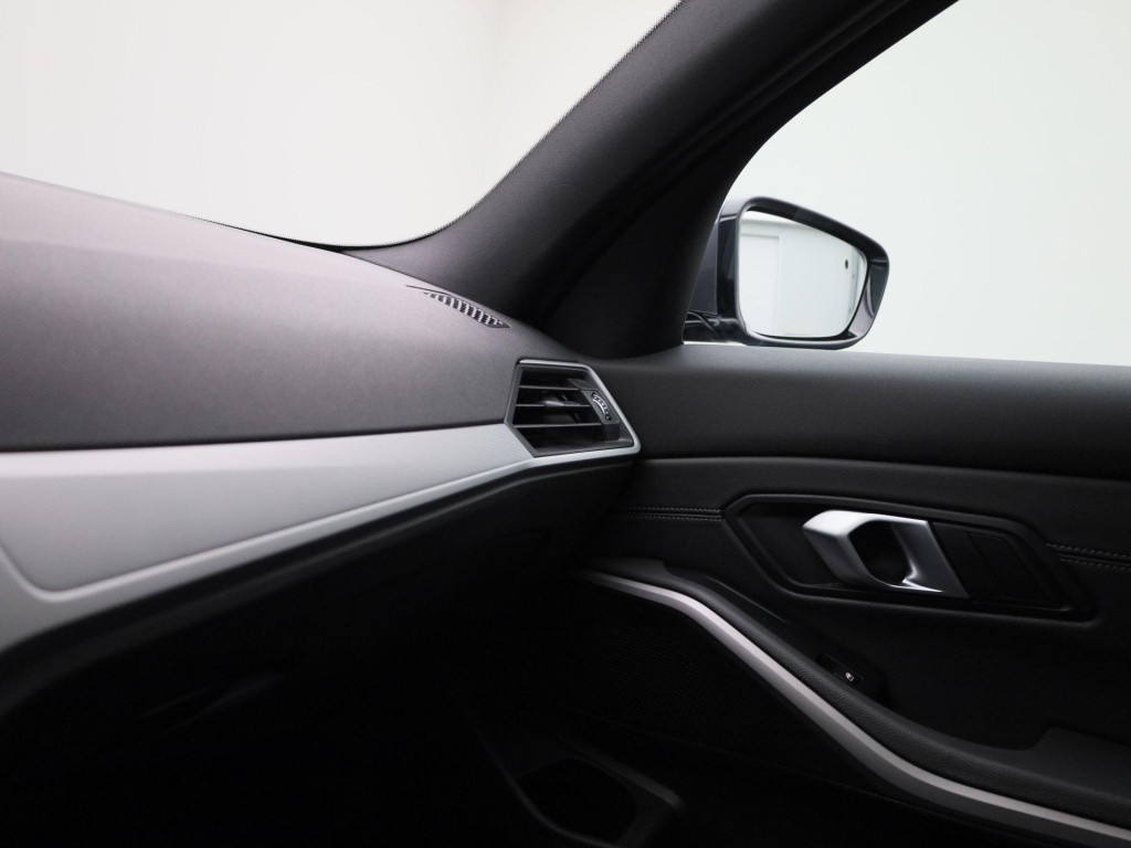 BMW 3-serie 330e | automaat | navigatie | half-leer | adaptive cruise contr