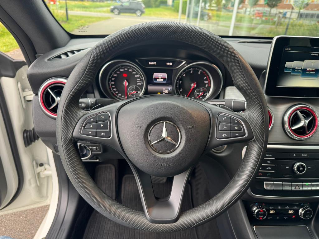 Mercedes-Benz Cla 200 urban automaat , apple-carplay , achteruitrijcamera ,